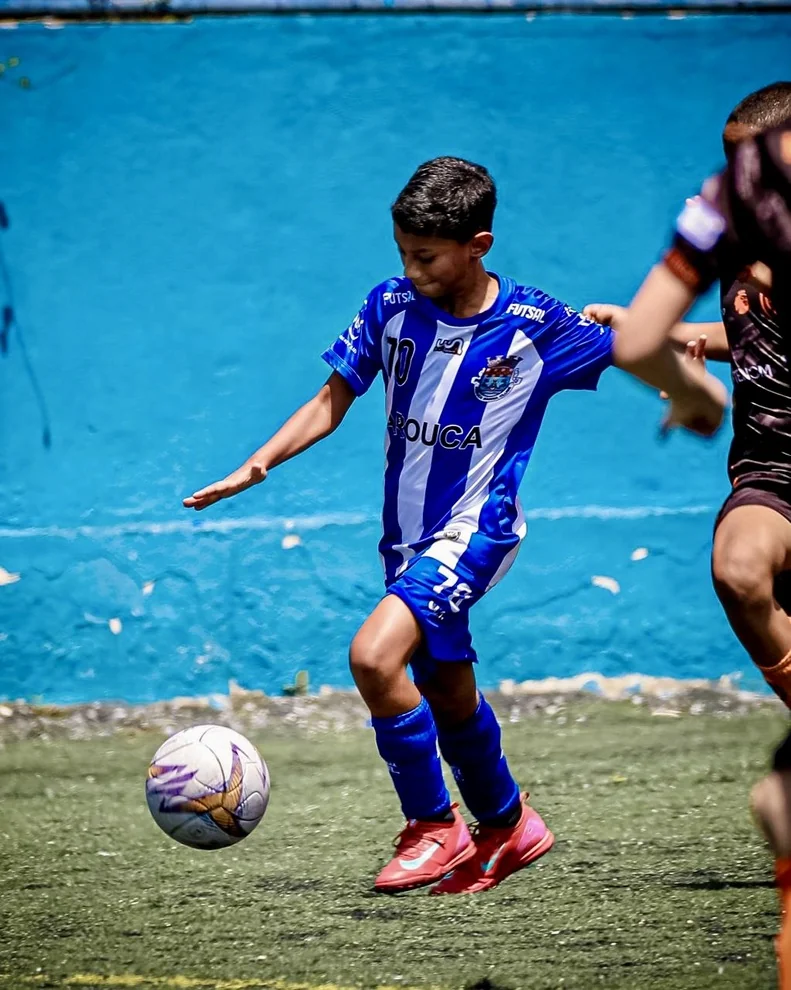 Lucas Maestrinho em ação com parede azul