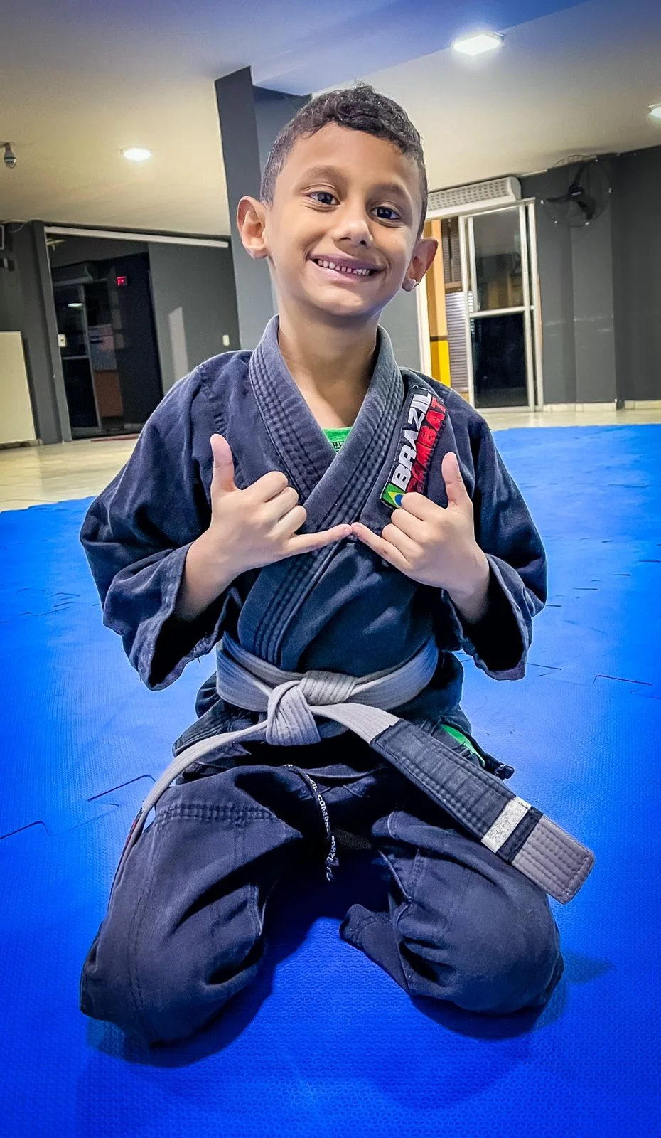 Lucas Maestrinho de kimono no tatame de jiu-jitsu