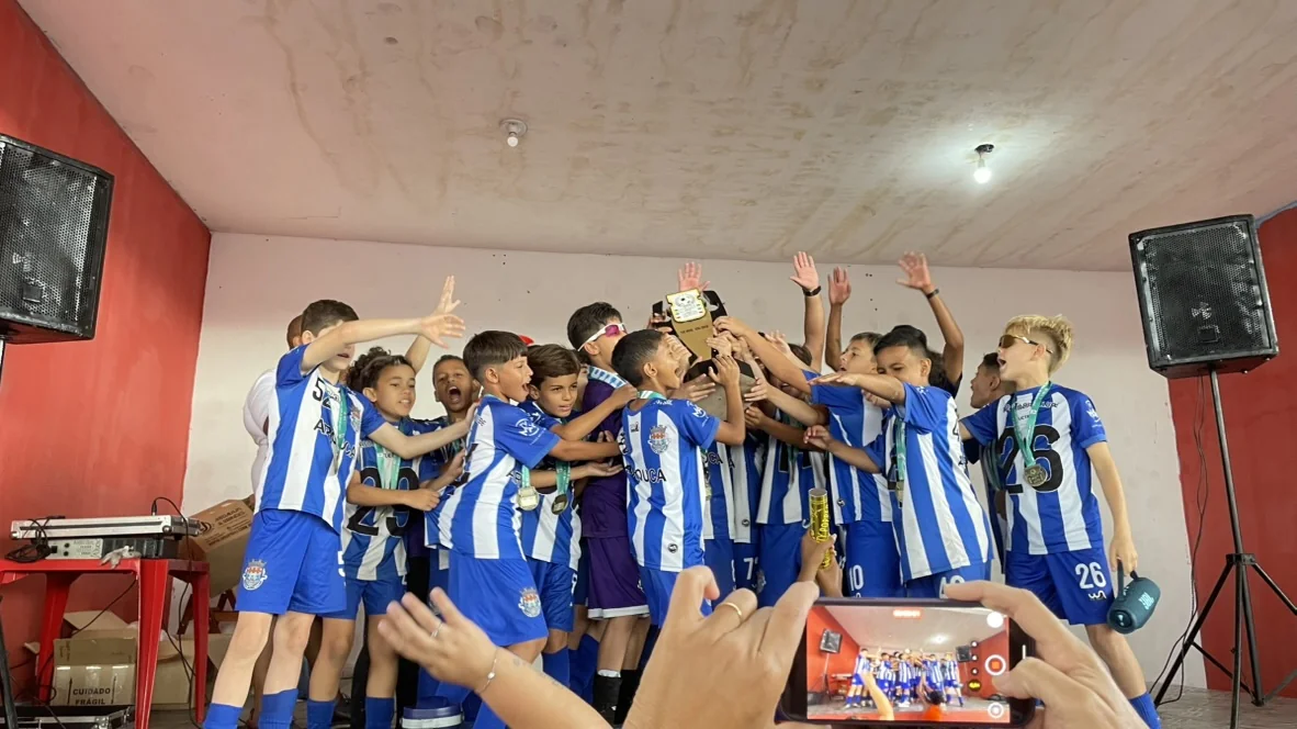 Time Arouca Barra Clube levantando o troféu campeão