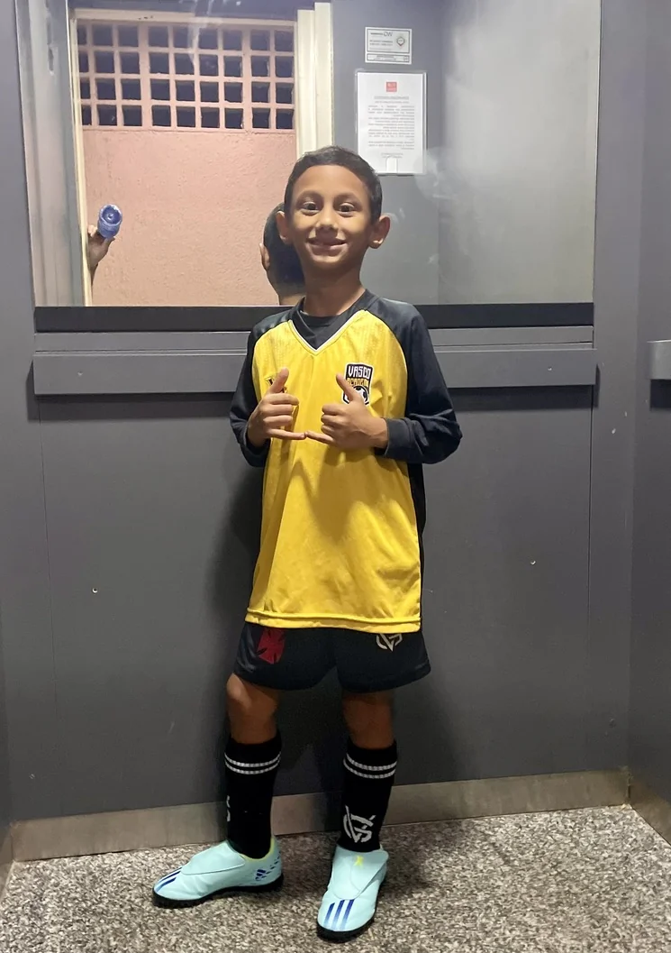 Lucas Maestrinho na Vasco Academy com camisa amarela 2023